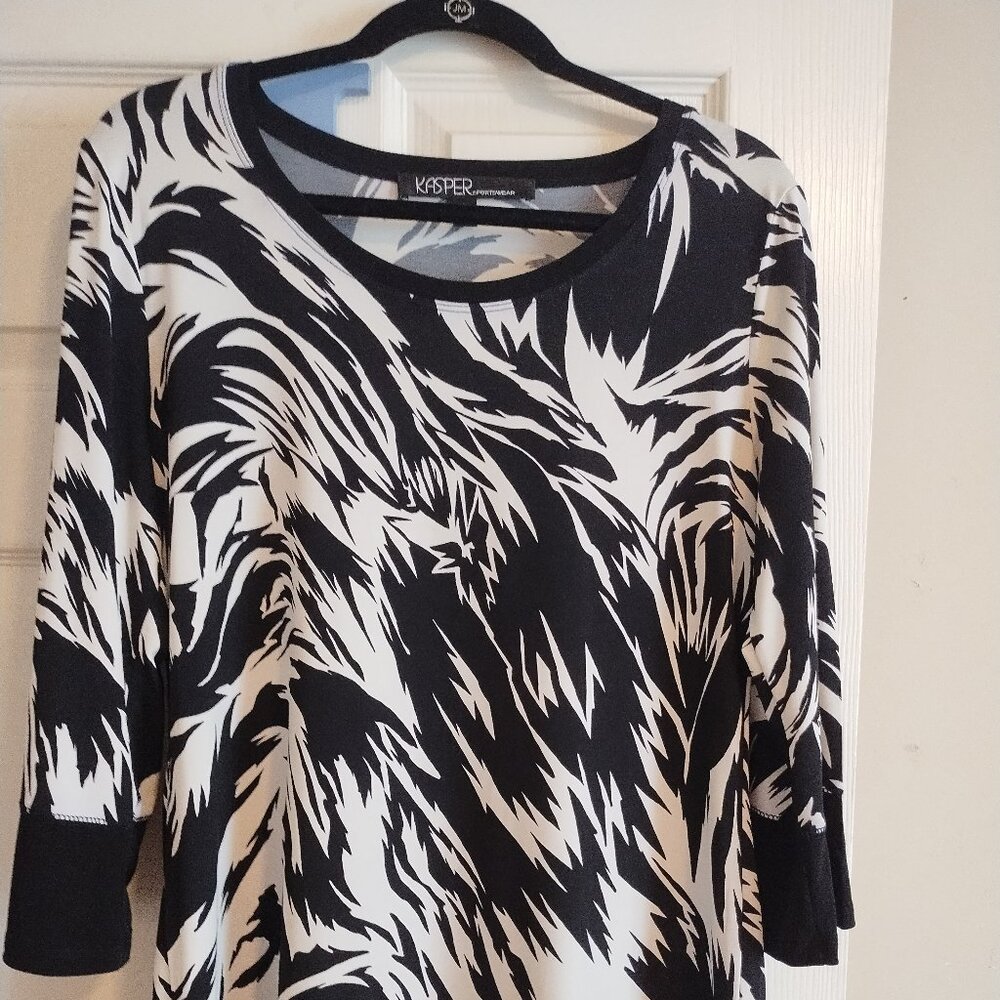 Kasper black and white pattern blouse